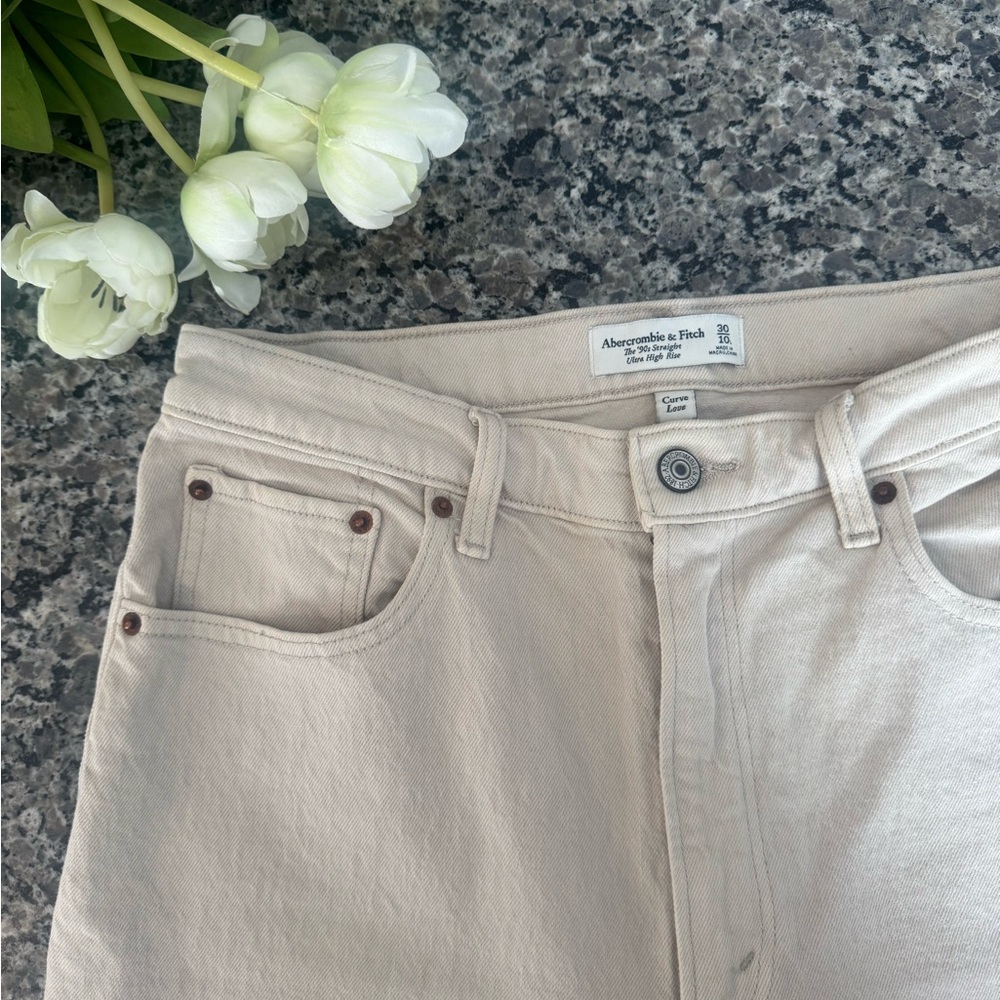 Abercrombie Ultra High Rise 90s straight beige Jeans
